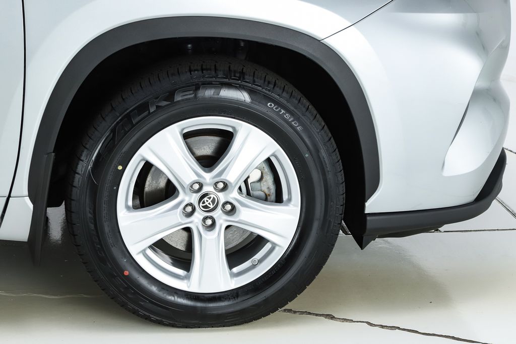2023 Toyota Highlander L - Photo 19