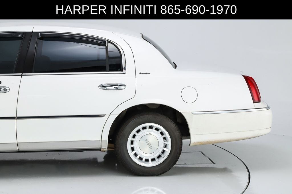 Used 2000 Lincoln Town Car Executive Sedan