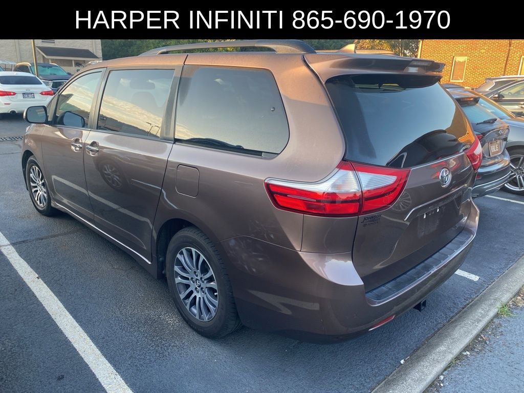 2018 Toyota Sienna L photo 2