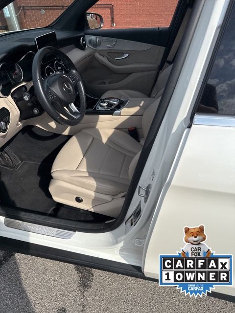 2017 Mercedes Benz GLC 300 4MATIC photo 2