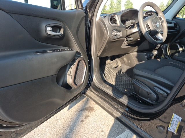 2023 Jeep Renegade Latitude photo 2