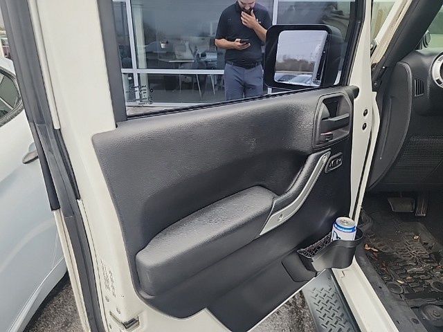 2014 Jeep Wrangler Unlimited Sahara photo 2