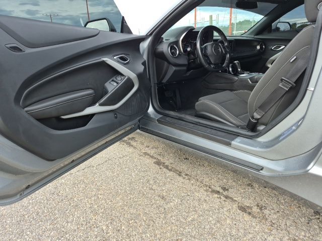 2023 Chevrolet Camaro 1LT photo 2