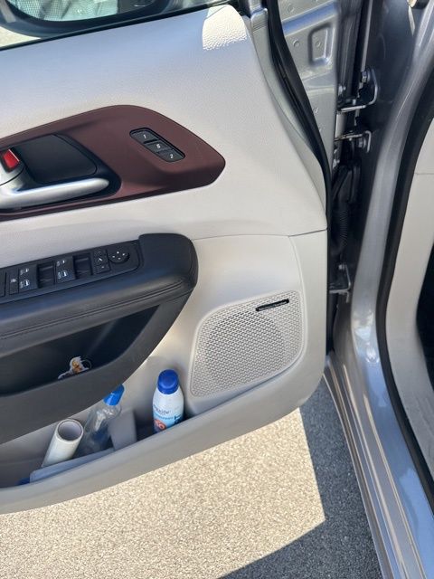2018 Chrysler Pacifica Limited photo 3