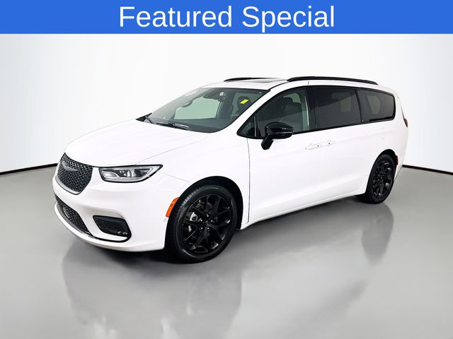 2024 Chrysler Pacifica Limited's photo
