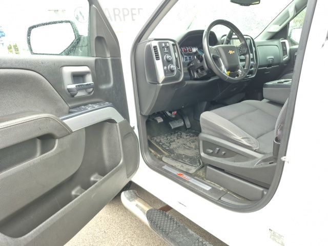 2017 Chevrolet Silverado 1500 LT photo 2