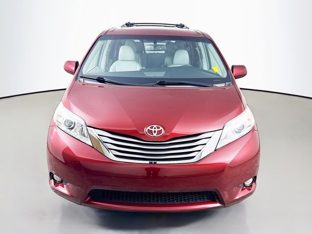 2017 Toyota Sienna XLE photo 2