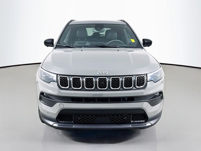 2023 Jeep Compass Latitude Lux photo 2