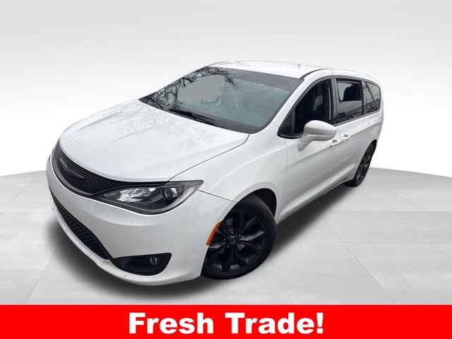 2020 Chrysler Pacifica Touring's photo