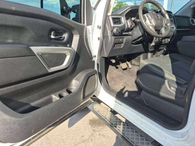 2017 Nissan Titan SV photo 2