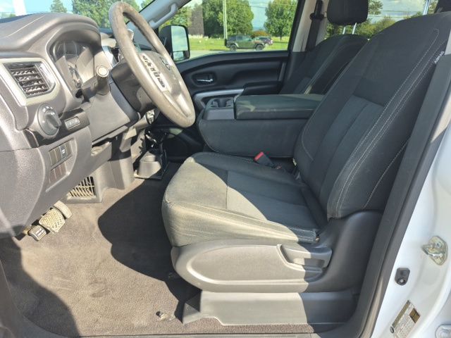 2017 Nissan Titan SV photo 3