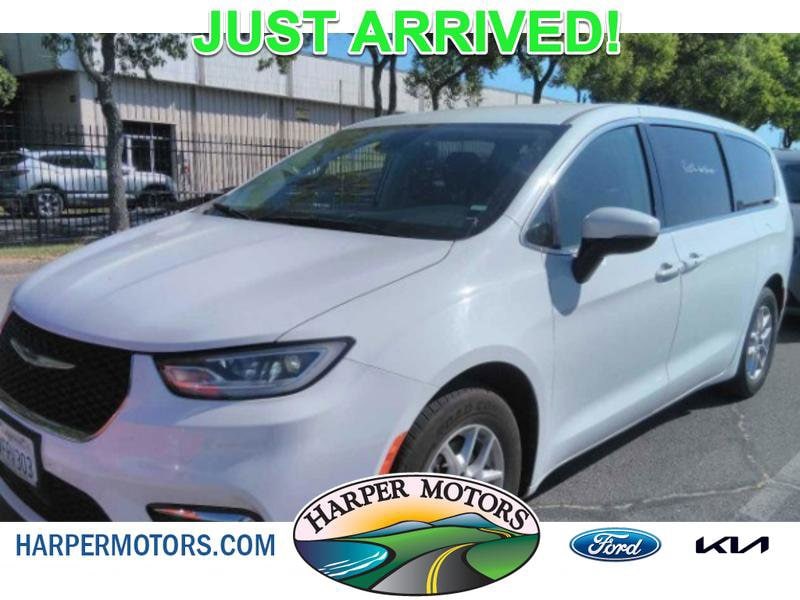 2023 Chrysler Pacifica Touring L's photo