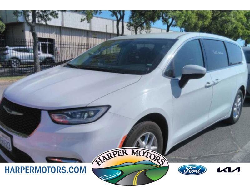 2023 Chrysler Pacifica Touring L's photo