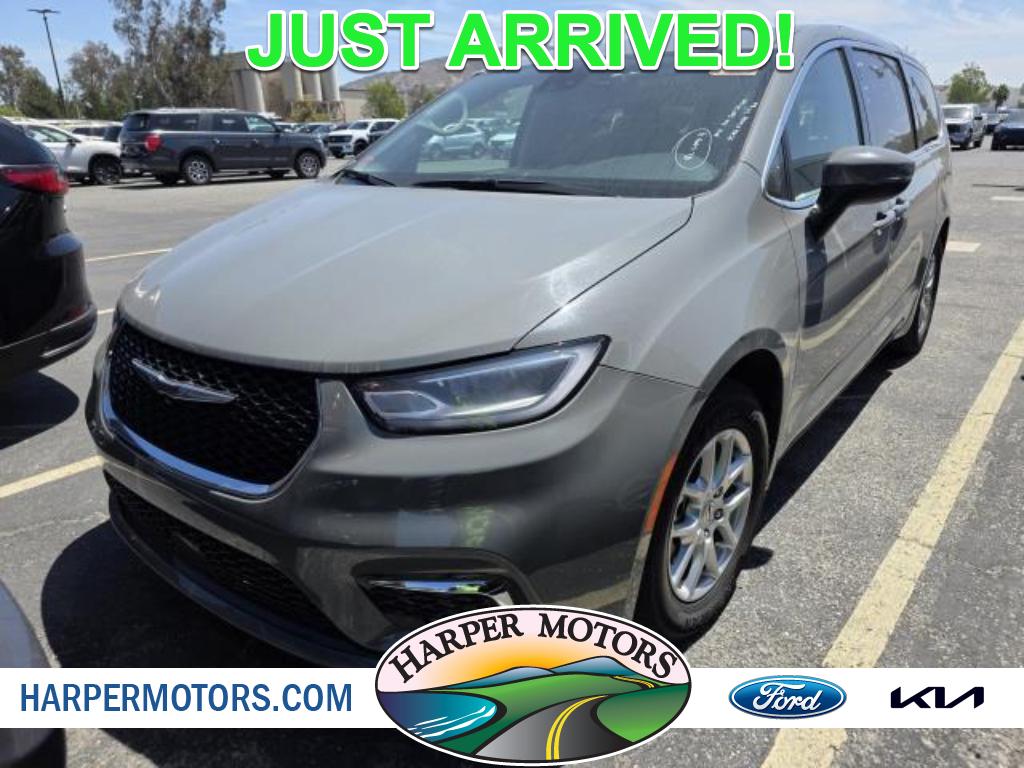 2023 Chrysler Pacifica Touring L's photo