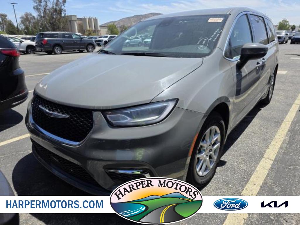 2023 Chrysler Pacifica Touring L's photo
