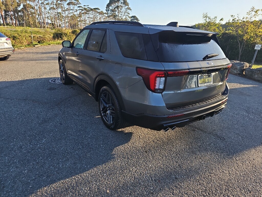2025 Ford Explorer ST photo 2