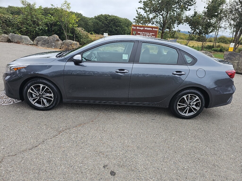 2023 Kia Forte LXS photo 2