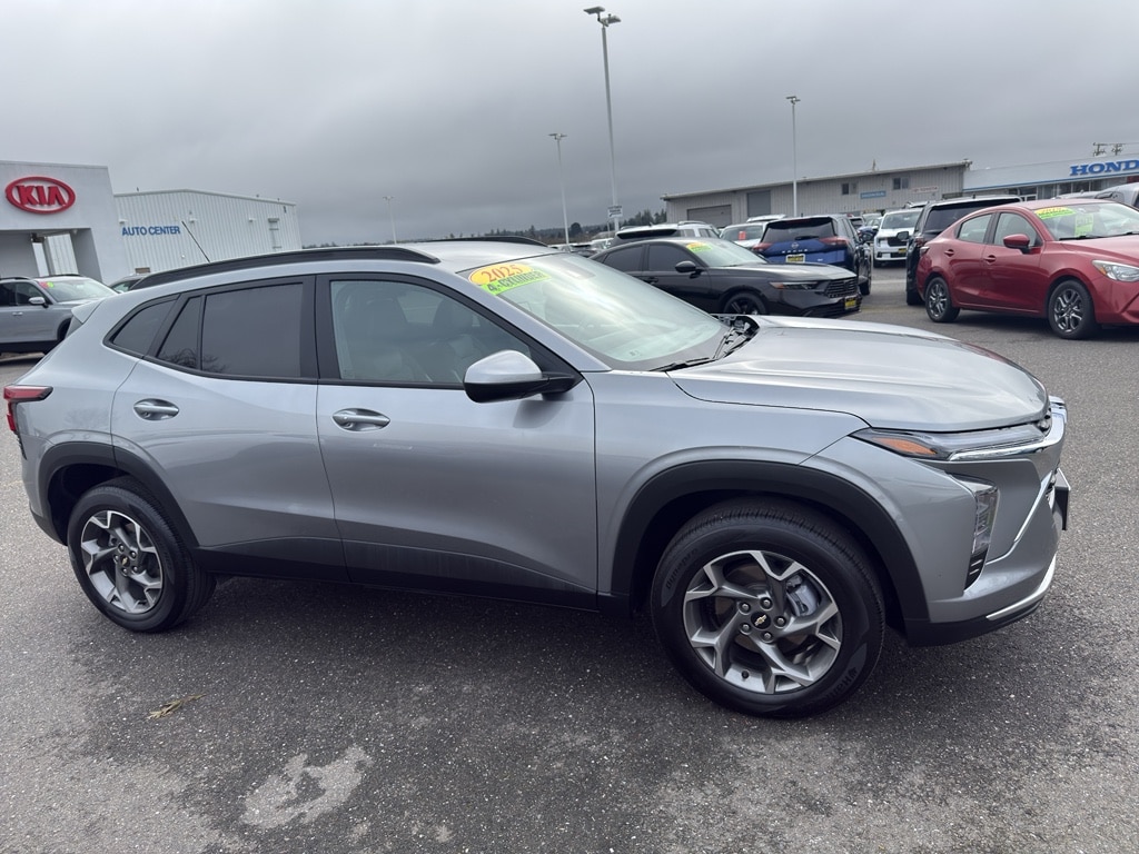 Used 2025 Chevrolet Trax LT SUV