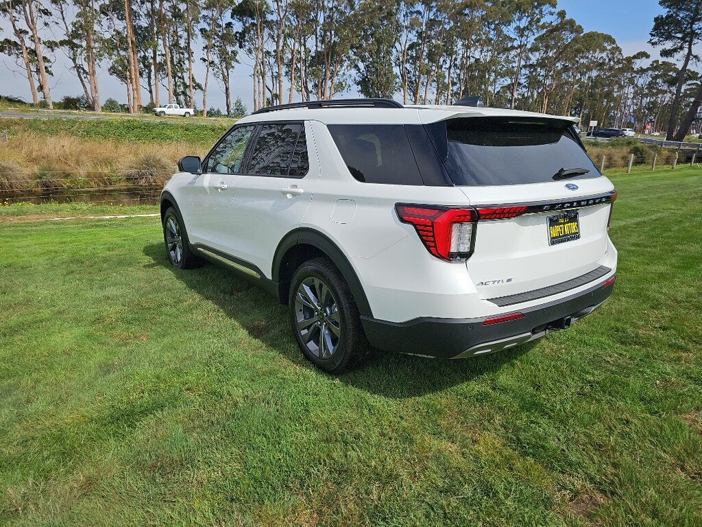 2025 Ford Explorer photo 3
