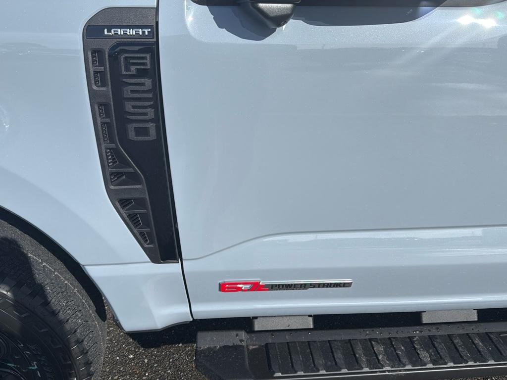 2025 Ford F-250 Lariat photo 3