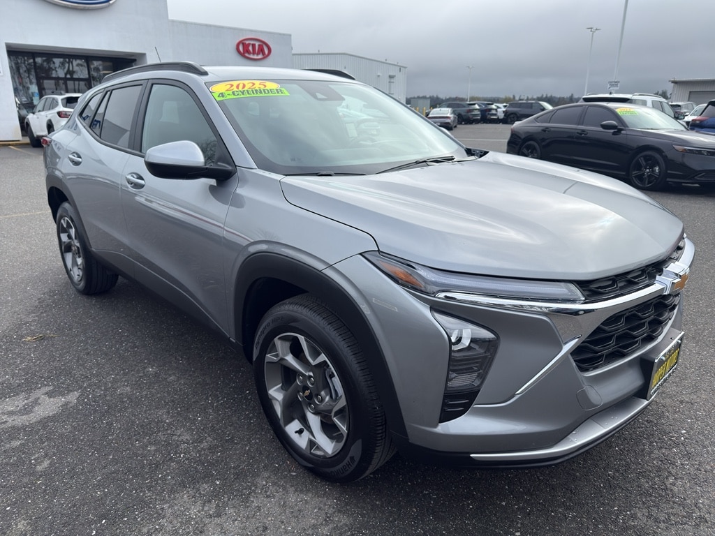 Used 2025 Chevrolet Trax LT SUV