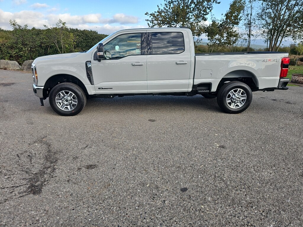 2026 Ford F-350 Lariat photo 2