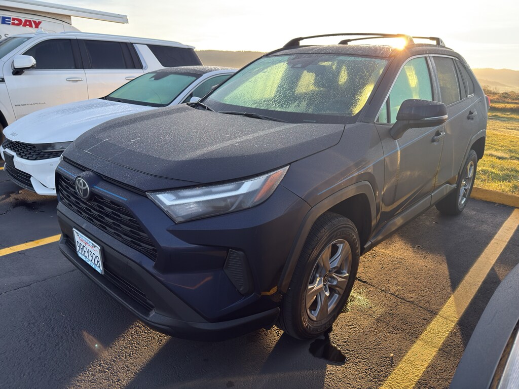 2022 Toyota RAV4 XLE photo 2