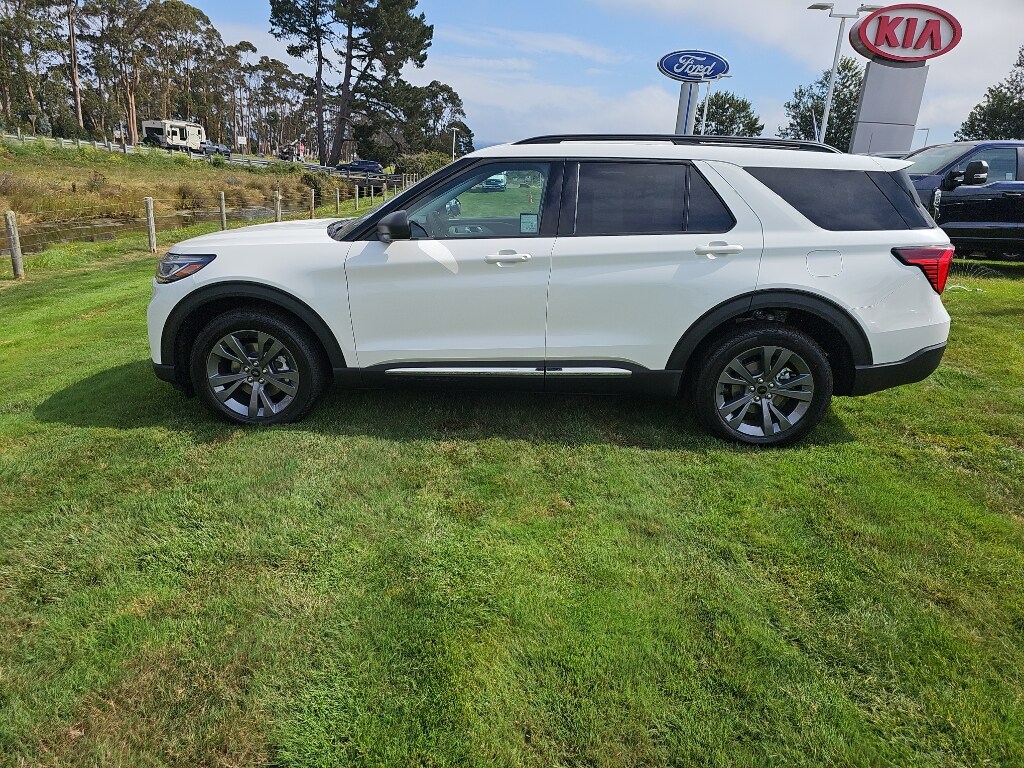 2025 Ford Explorer photo 2