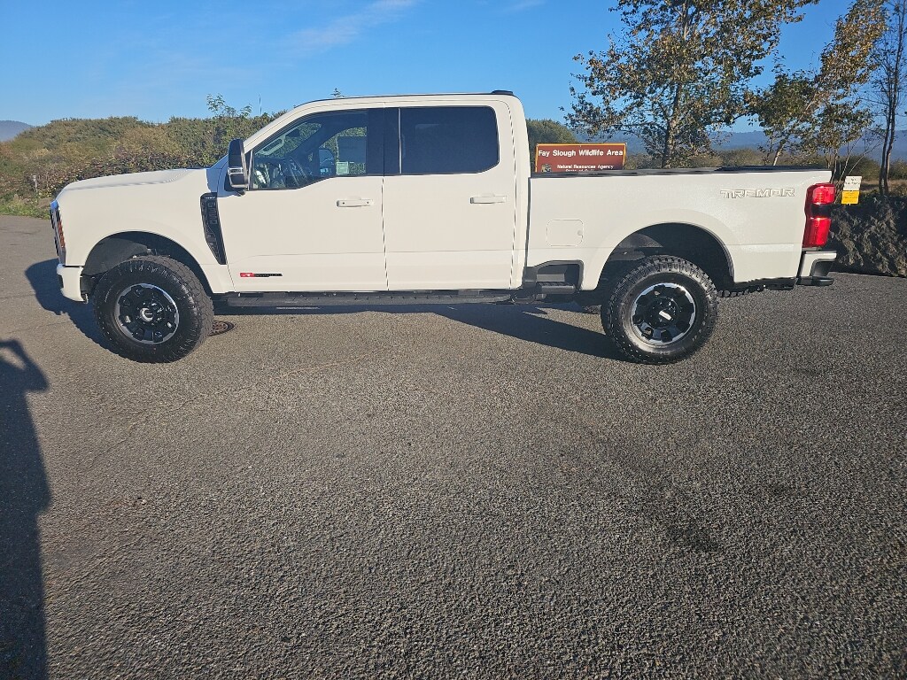 2025 Ford F-350 Lariat photo 2