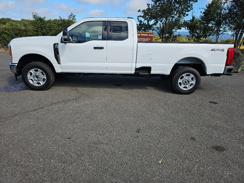 2025 Ford F-250 XLT photo 2