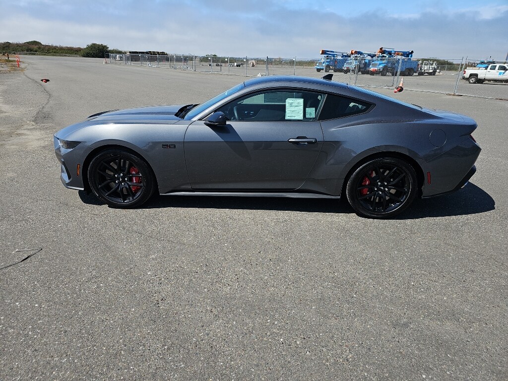 2025 Ford Mustang GT Premium photo 2