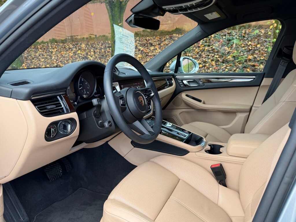 2025 Porsche Macan Base photo 4