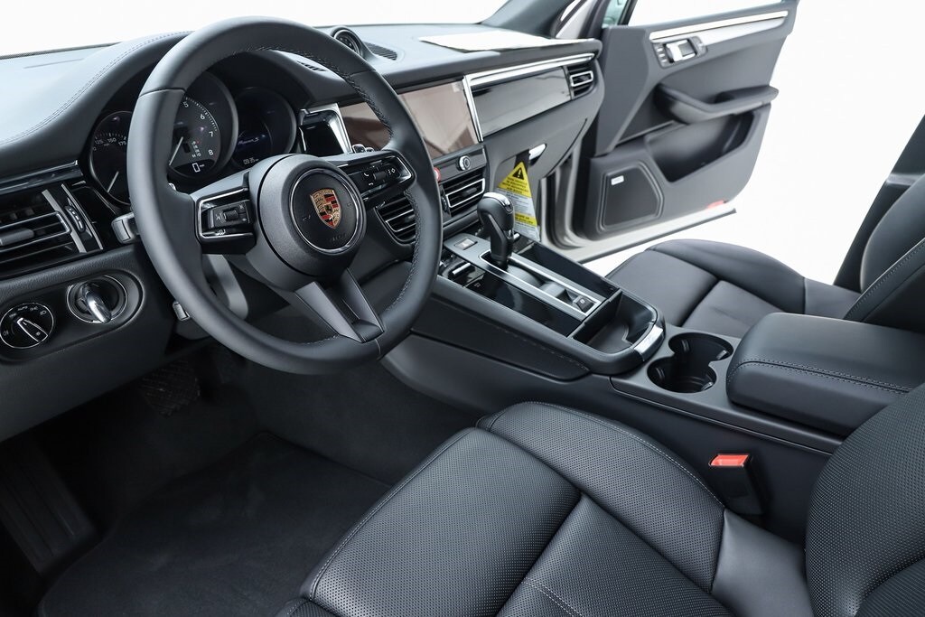 2025 Porsche Macan S photo 4