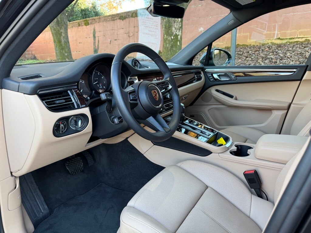 2025 Porsche Macan Base photo 4
