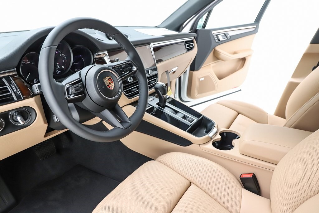 2025 Porsche Macan T photo 4
