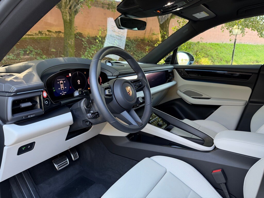 2025 Porsche Macan Electric photo 4