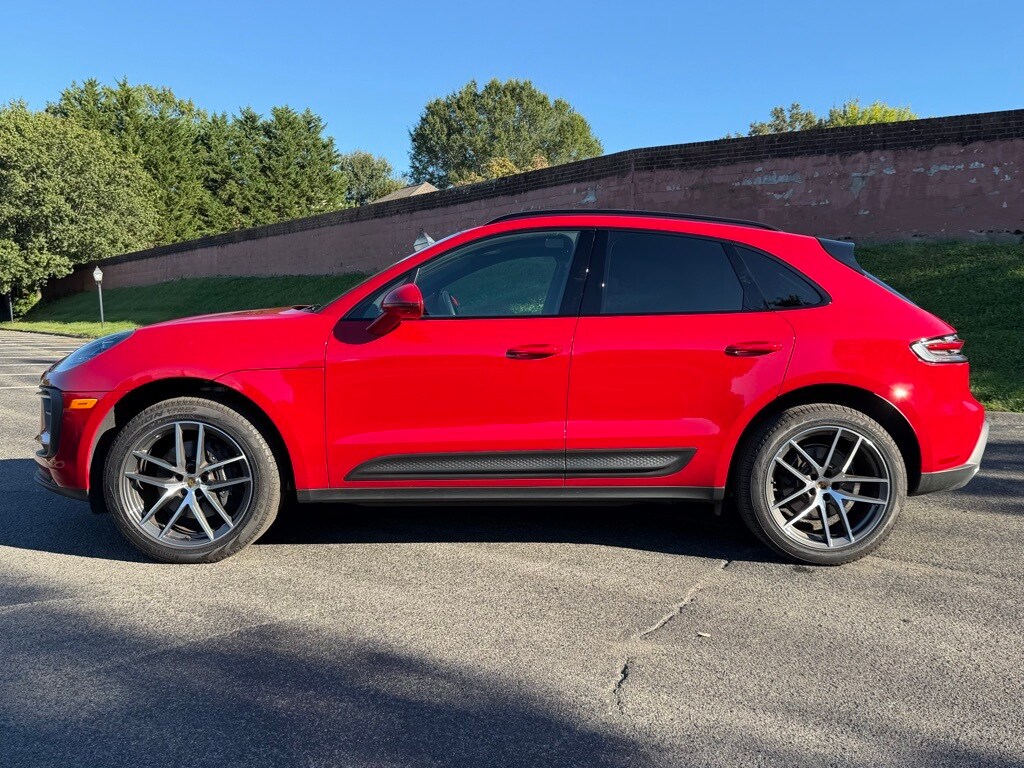 2025 Porsche Macan T photo 2