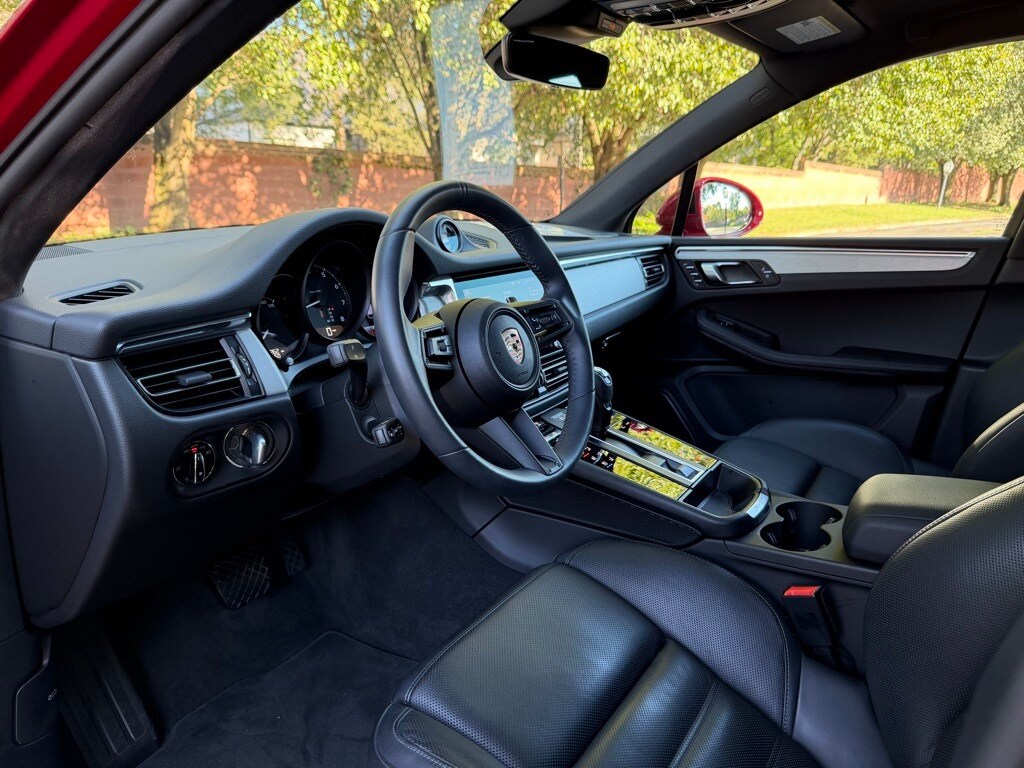 2025 Porsche Macan T photo 4