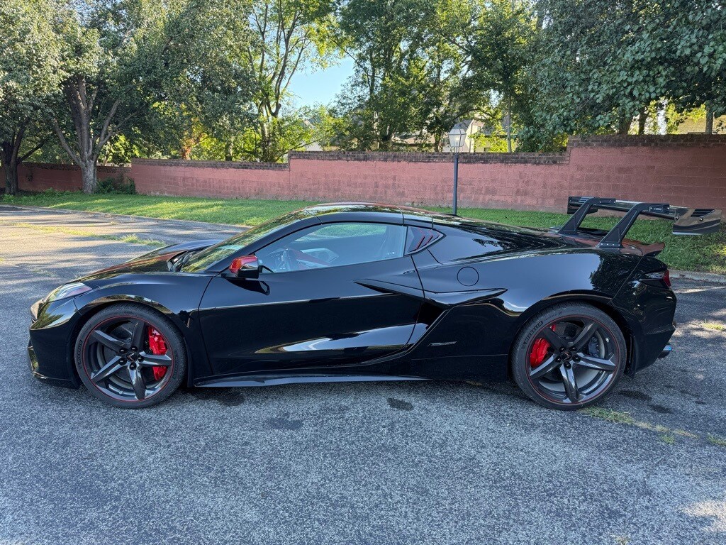 2024 Chevrolet Corvette E-Ray 3LZ photo 2