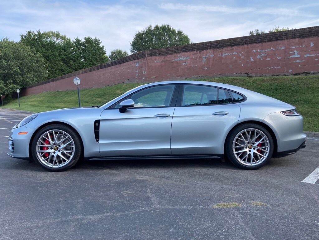 2022 Porsche Panamera GTS photo 2