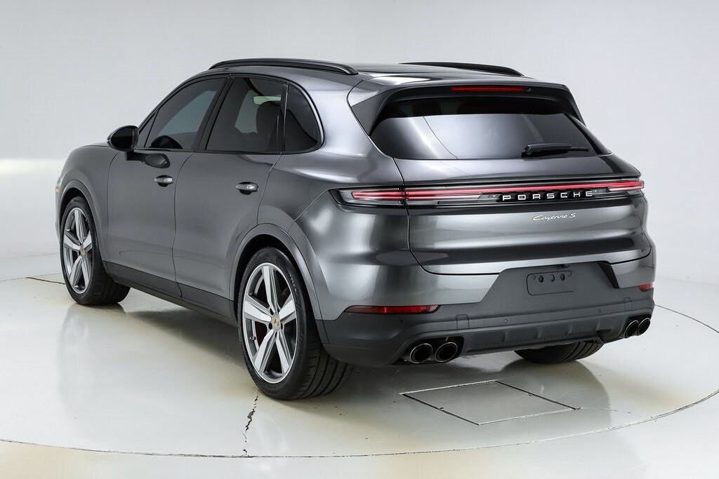 2024 Porsche Cayenne S photo 3