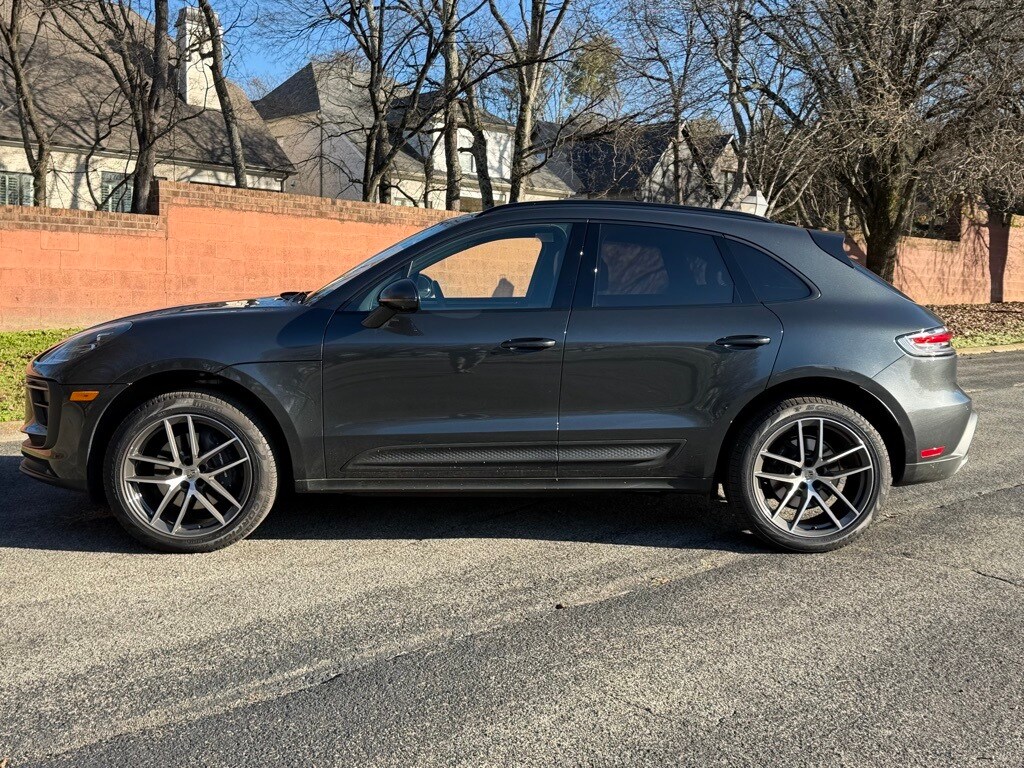 2025 Porsche Macan Base photo 2