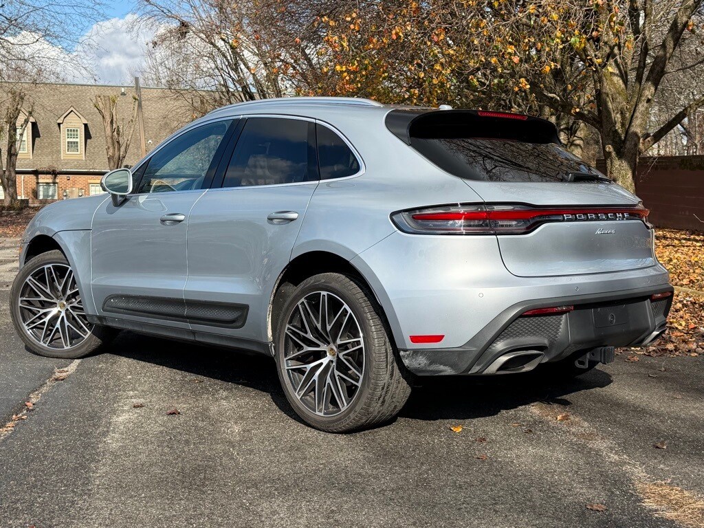2025 Porsche Macan Base photo 3