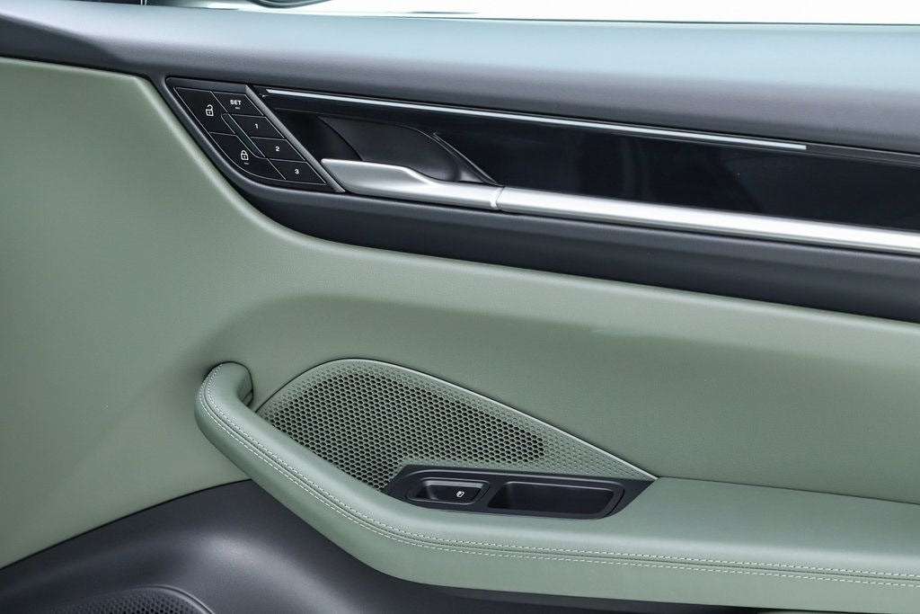 2025 Porsche Macan S - Photo 64