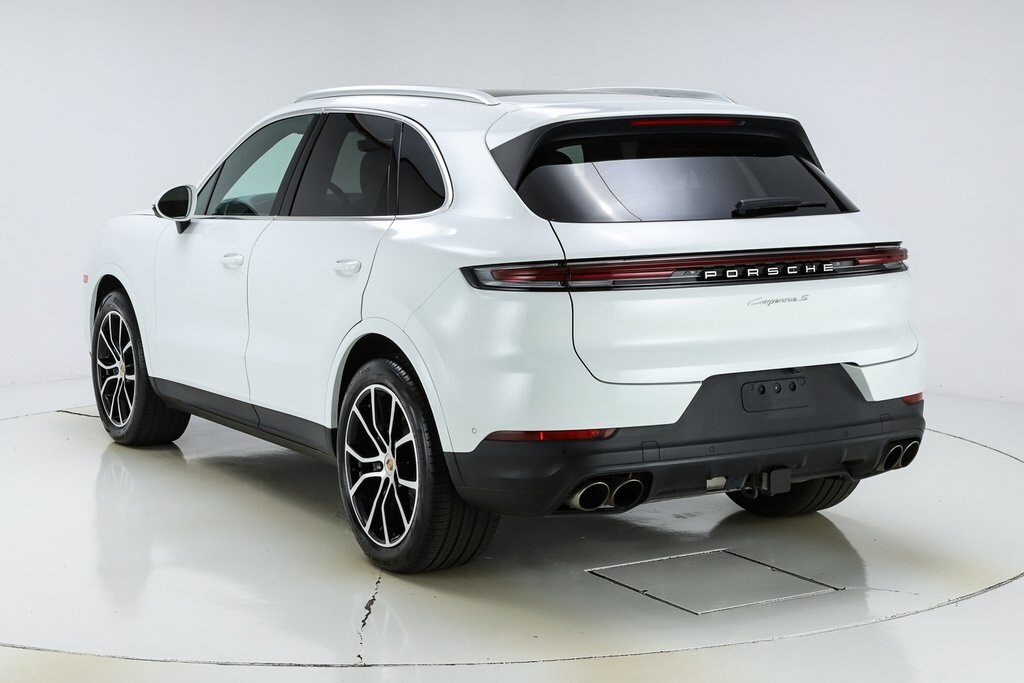 2024 Porsche Cayenne S photo 3