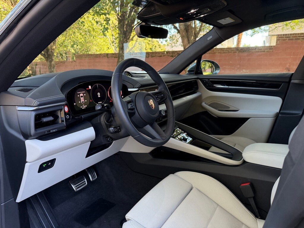 2025 Porsche Macan Electric photo 3