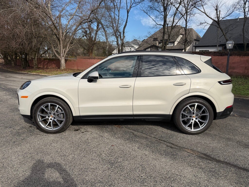 2025 Porsche Cayenne Base photo 2