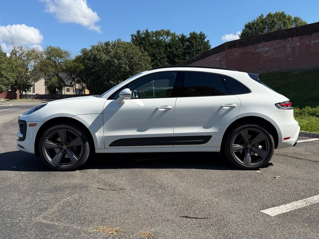 2022 Porsche Macan photo 2