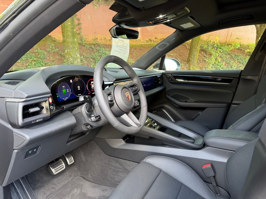 2025 Porsche Macan Electric photo 4
