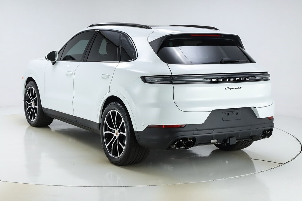 2025 Porsche Cayenne S photo 3